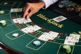 Meja VIP Roulette live crusader dengan dealer profesional dan roda roulette Eropa
